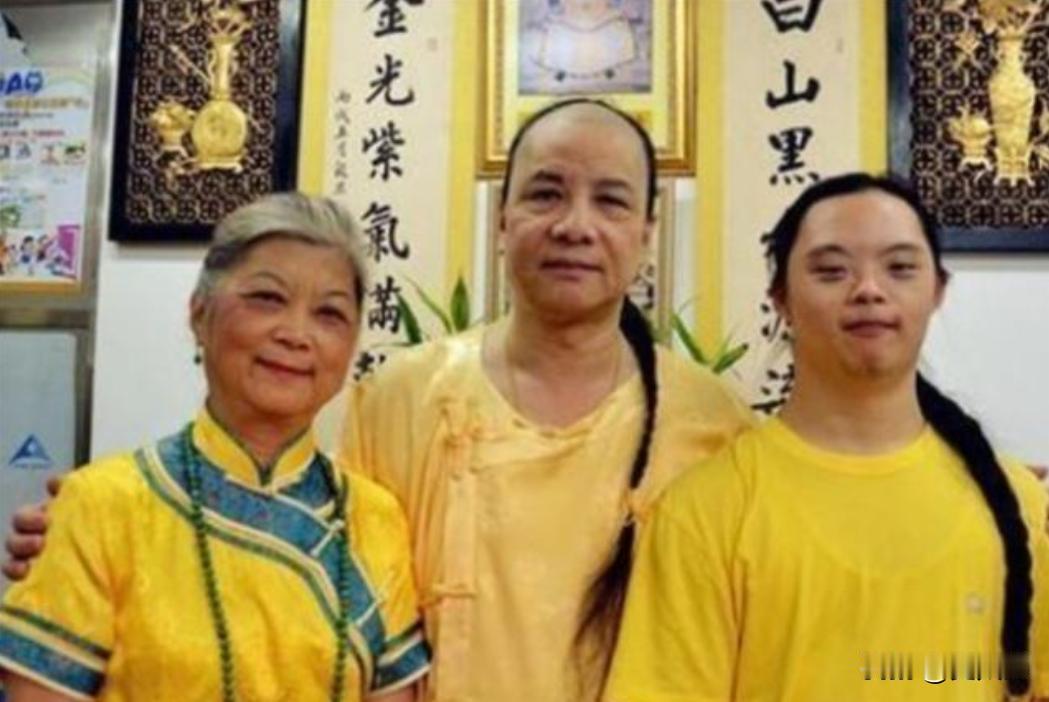 2005年春运期间，广州火车站客流爆满，所有旅客都在有序排队购票，现场秩序井然。