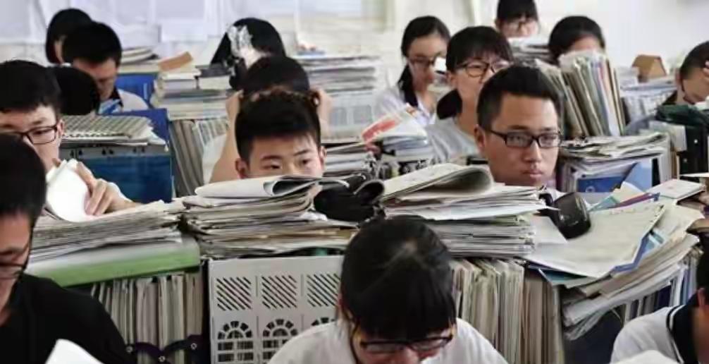 12月16日，教育部扔下重磅炸弹：2026年开始，全国中小学一律不准再买校外商业