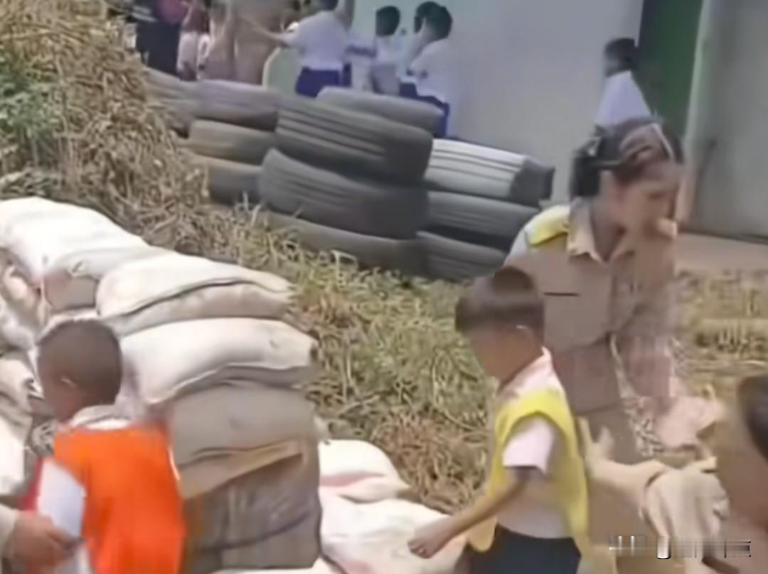 2025年12月8日，泰柬边境冲突升级，泰国出动F-16战机空袭柬埔寨。
12月