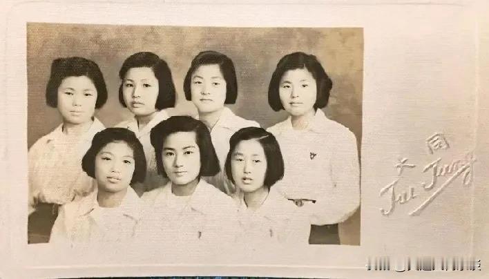 民国三十六年，七个妹子来合影，个个穿着白衣服，胸前还挂着校徽，头发都是齐耳短，青