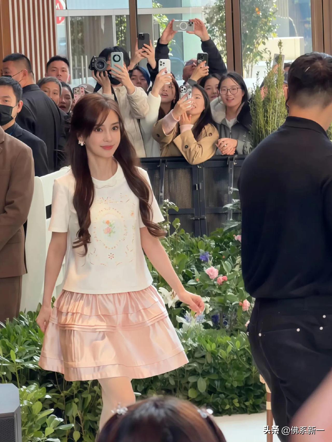 不是这竟然是37岁的杨颖吗?
白色T恤配粉色超短裙，穿着白色公主鞋的她出现在上海