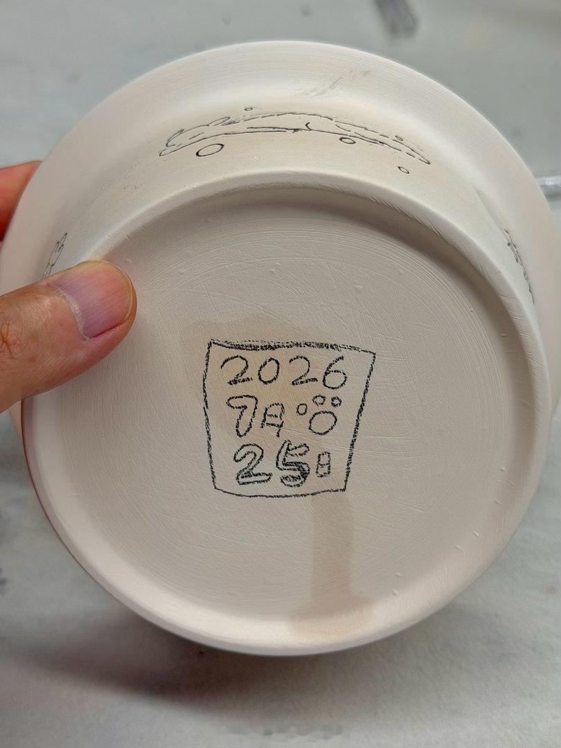 突发奇想来画瓷器第一次画，感觉还比较顺畅，不知道烧出来什么样子，期待期待小井画个