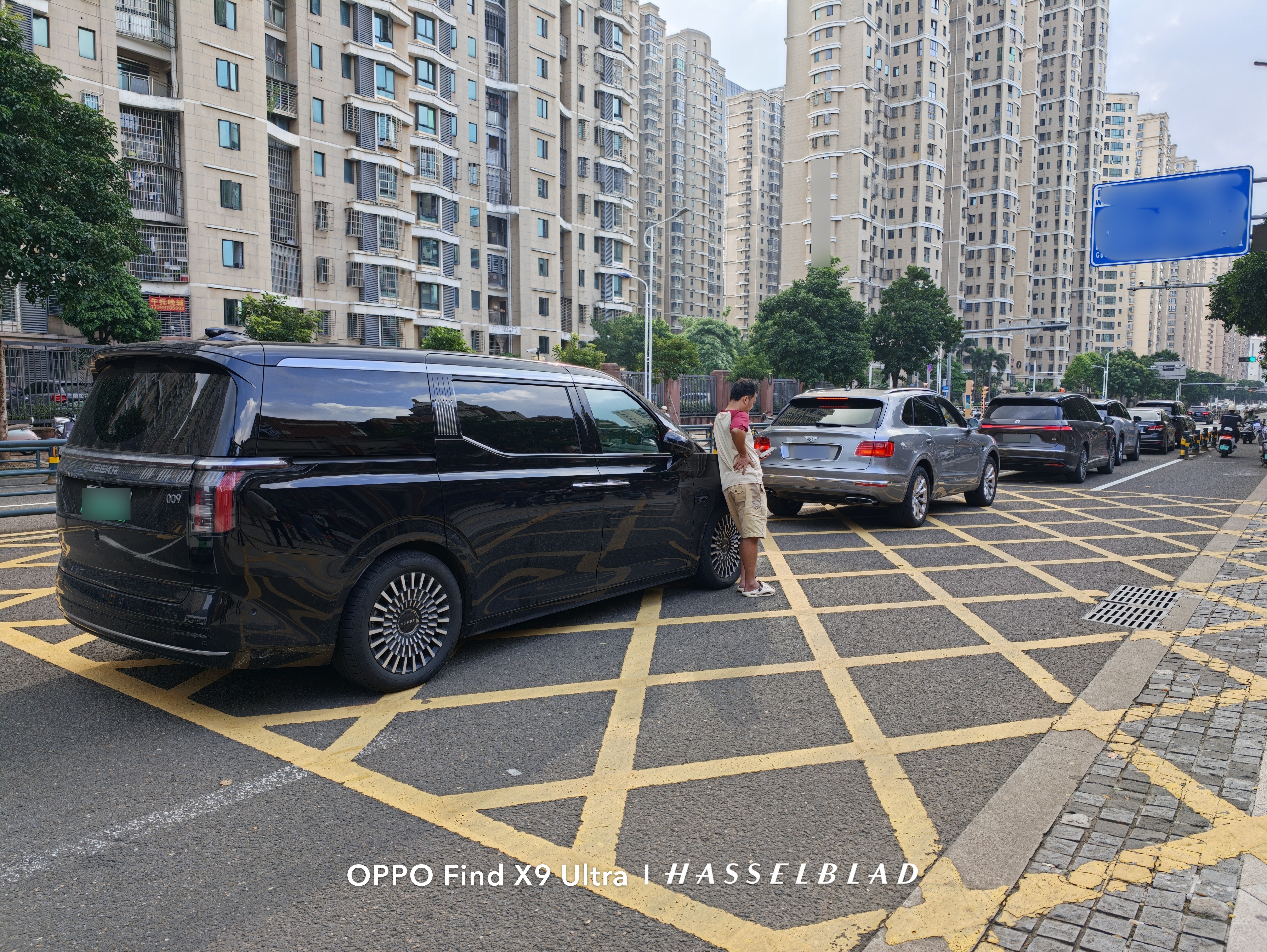 接娃大队集结，今天抢到校门口车位的是极氪009、宾利添越和蔚来ES8。黄色网格是