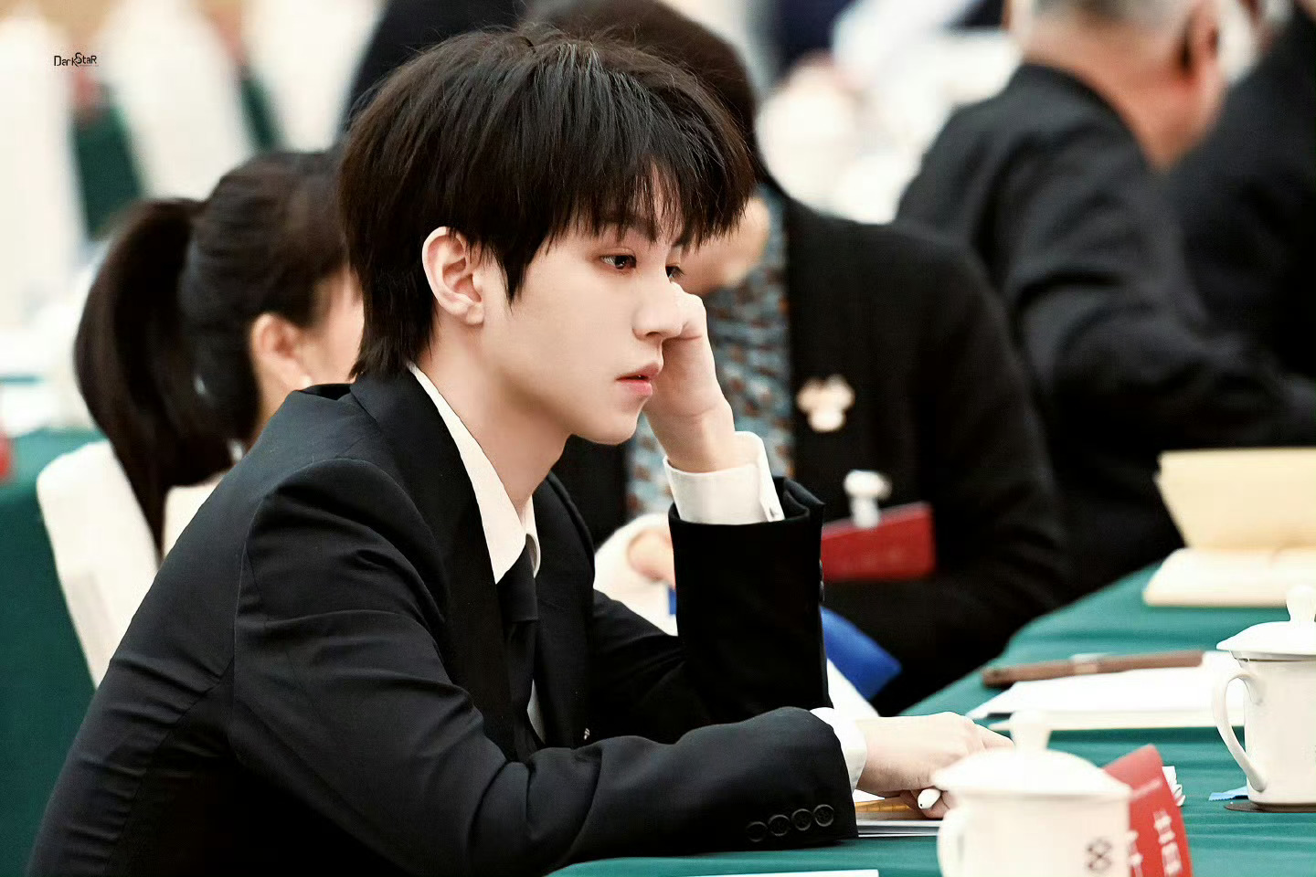 王俊凯出席中国文艺志愿者协会三届四次理事会议，就这个根正苗红🔥 