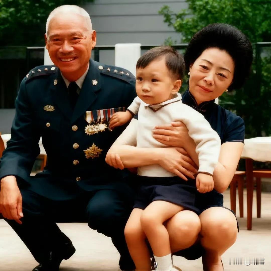 1960年，顾祝同与夫人许文蓉抱着外孙白法圣。也就是白崇禧的孙子！
顾祝同与白崇