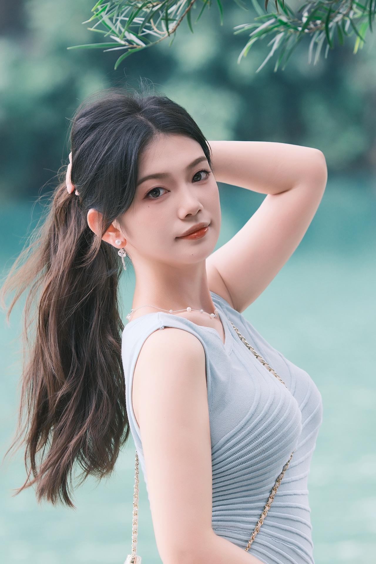 偶遇龙潭公园的湖水边，小姐姐的形态优美。似笑非笑，风景迷人。这一刻，只想永远沉醉
