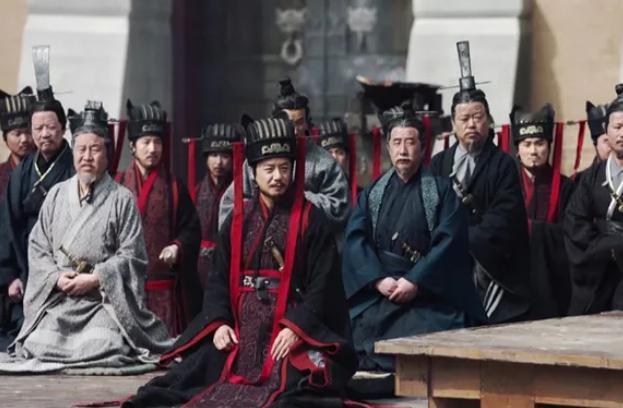 吕不韦很有政治野心，在得知子楚身份后，他问父亲：“种地能赚多少？”父亲：“10倍