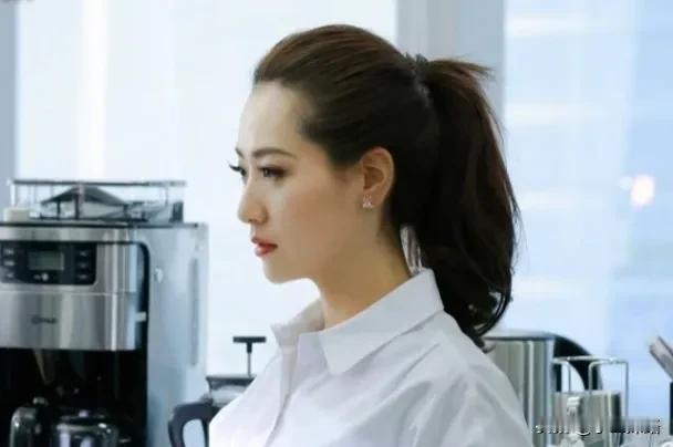 这几天白冰因为礼服事件频繁上热搜，整个事情我一点不清楚，也不太想了解，不过最让我