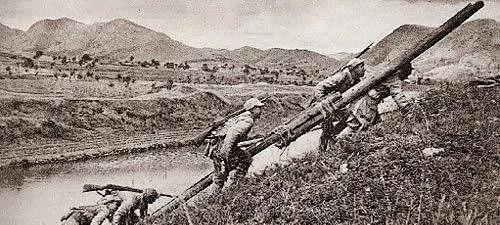 1943年1月夜，686团团长贺东生面对炸开第一层城门后发现里面还有一道门的尴尬