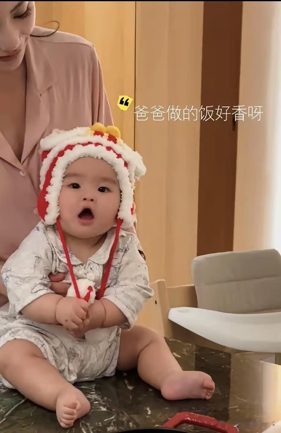 开始有点理解，
张兰为什么一提起这个孙子，
嘴就合不拢了。

要我说，孩子跟谁像