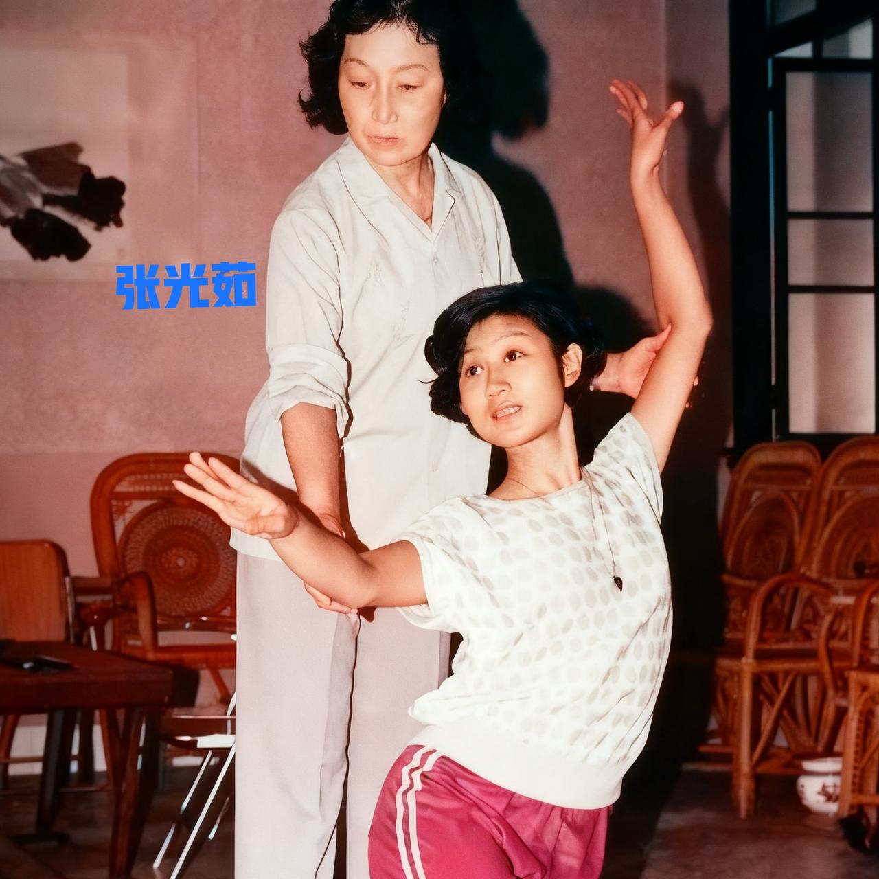 冯喆虽然英年早逝，但是她的妻子张光茹却活了63岁，这是张光茹晚年，教自己徒弟陈巧