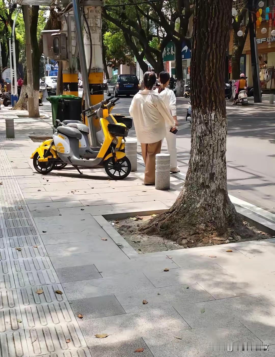 长沙某学校，一位班主任把一名调皮的学生叫到办公室谈话。老师开口问道：“你爸爸是做