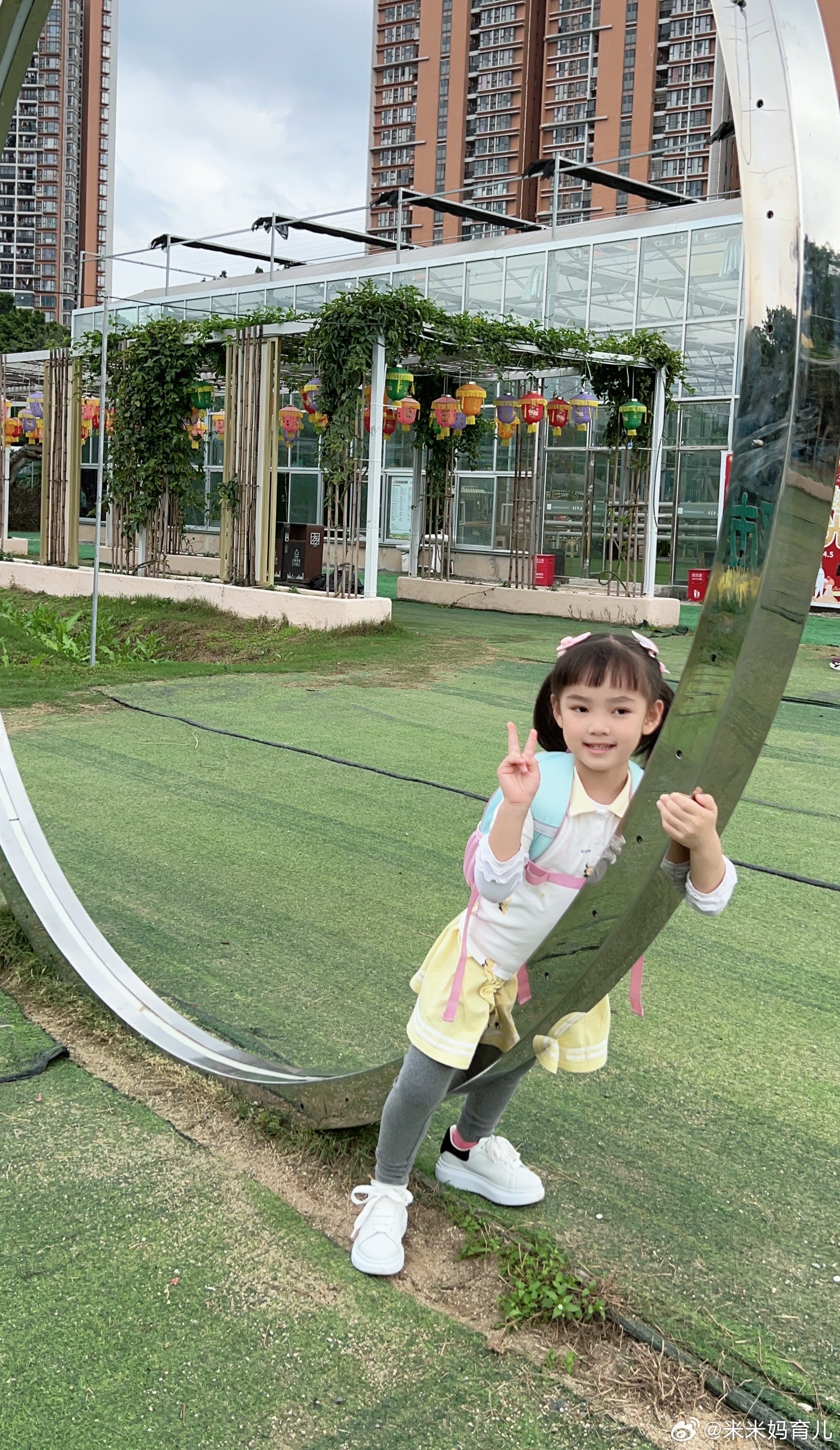 刚才盯着监控盯了20分钟看到大亨顺利把米米送去学校了米米也很乖吃早餐41分就出门