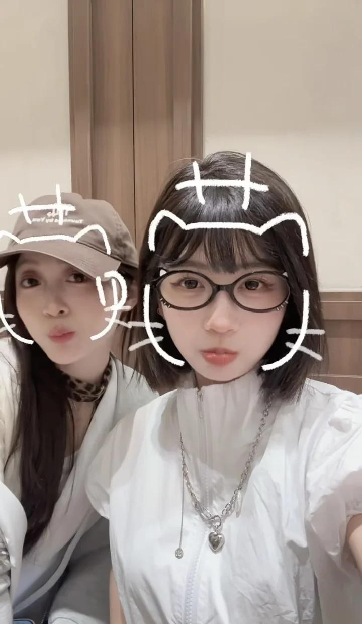 上班丑关我下班什么事🥱
下班限定穿搭一下🐈‍⬛
周末去哪儿 穿搭 好朋友
