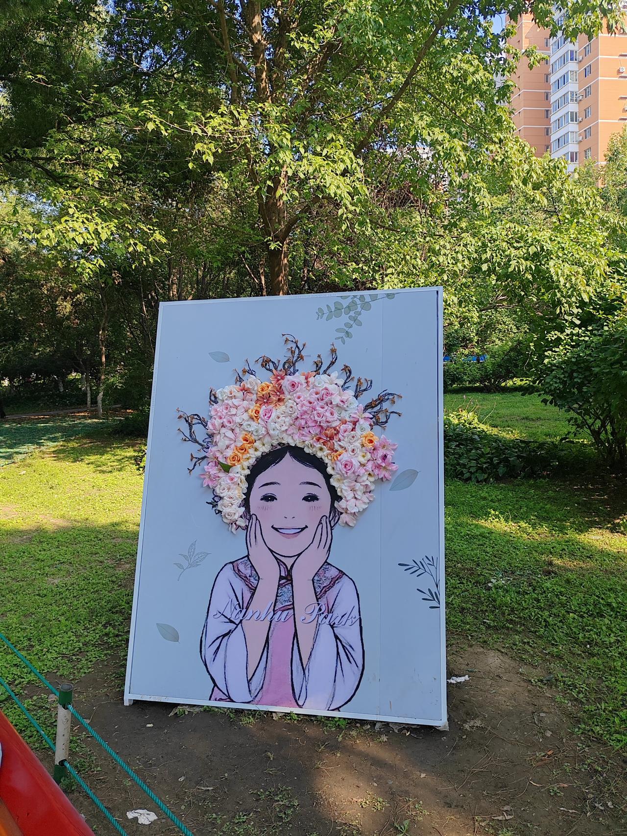 孤独源于内心与世界的失联
真正的解药不是单纯置身人群
而是建立深度联结——与知己