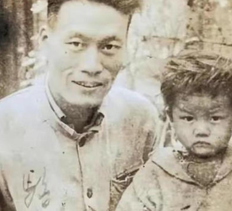 1937年初，日本兵将一家三口押到了刑场上。当父亲被他们砍断脖子后，5岁的小男孩