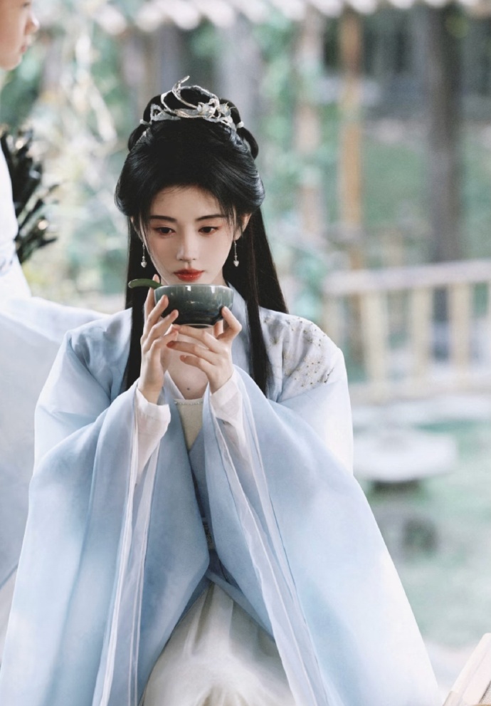 鞠婧祎鞠婧祎发量被怀疑戴了假发片 没招了 鞠姐头发一直很多 而且古装剧不都要带发