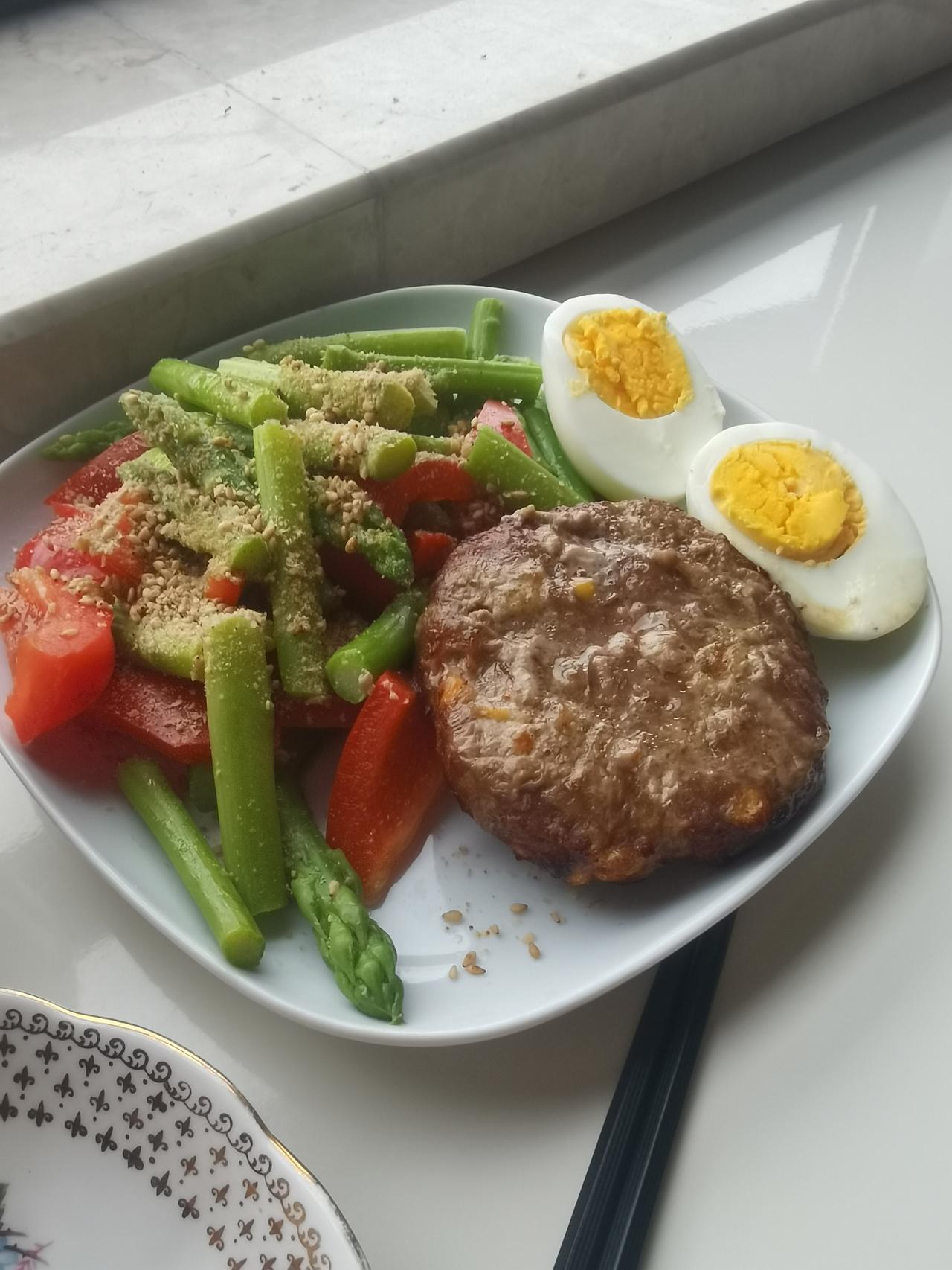 独居老人早餐记录。5点起床，花了半小时做早餐。

芦笋和红灯笼椒，清水煮。芦笋煮