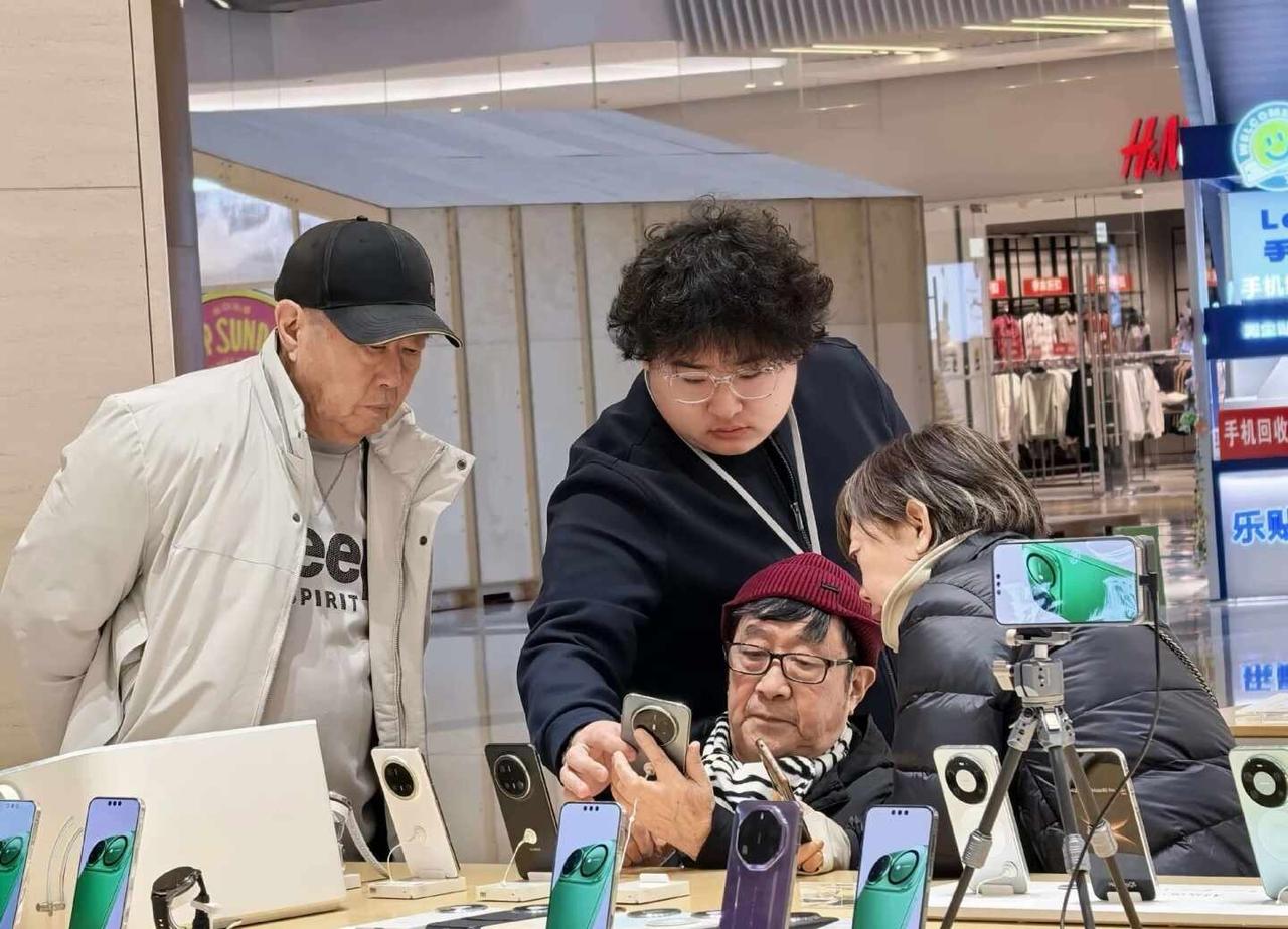 真不错胖丫头！
一波回忆杀，记得在华为店一个胖小伙给老人讲解完，老人非常满意的表