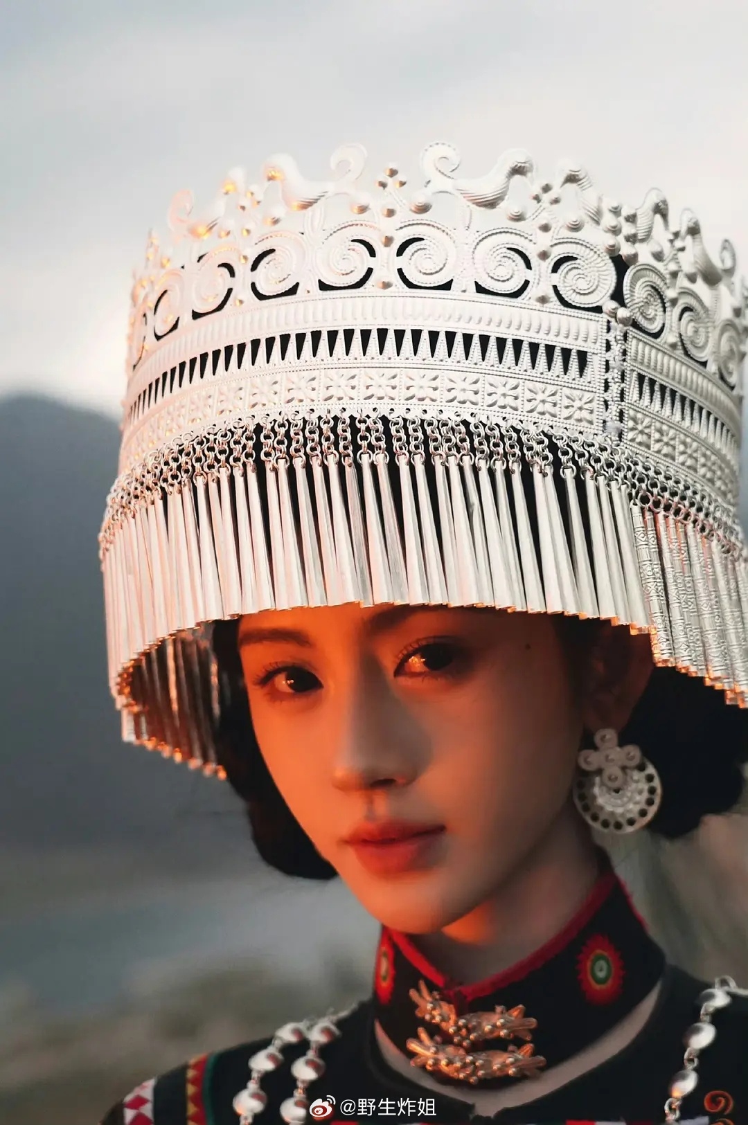 鞠婧祎达肤妍彝族写真大片来咯 不得不说这个少民衣服好漂亮 