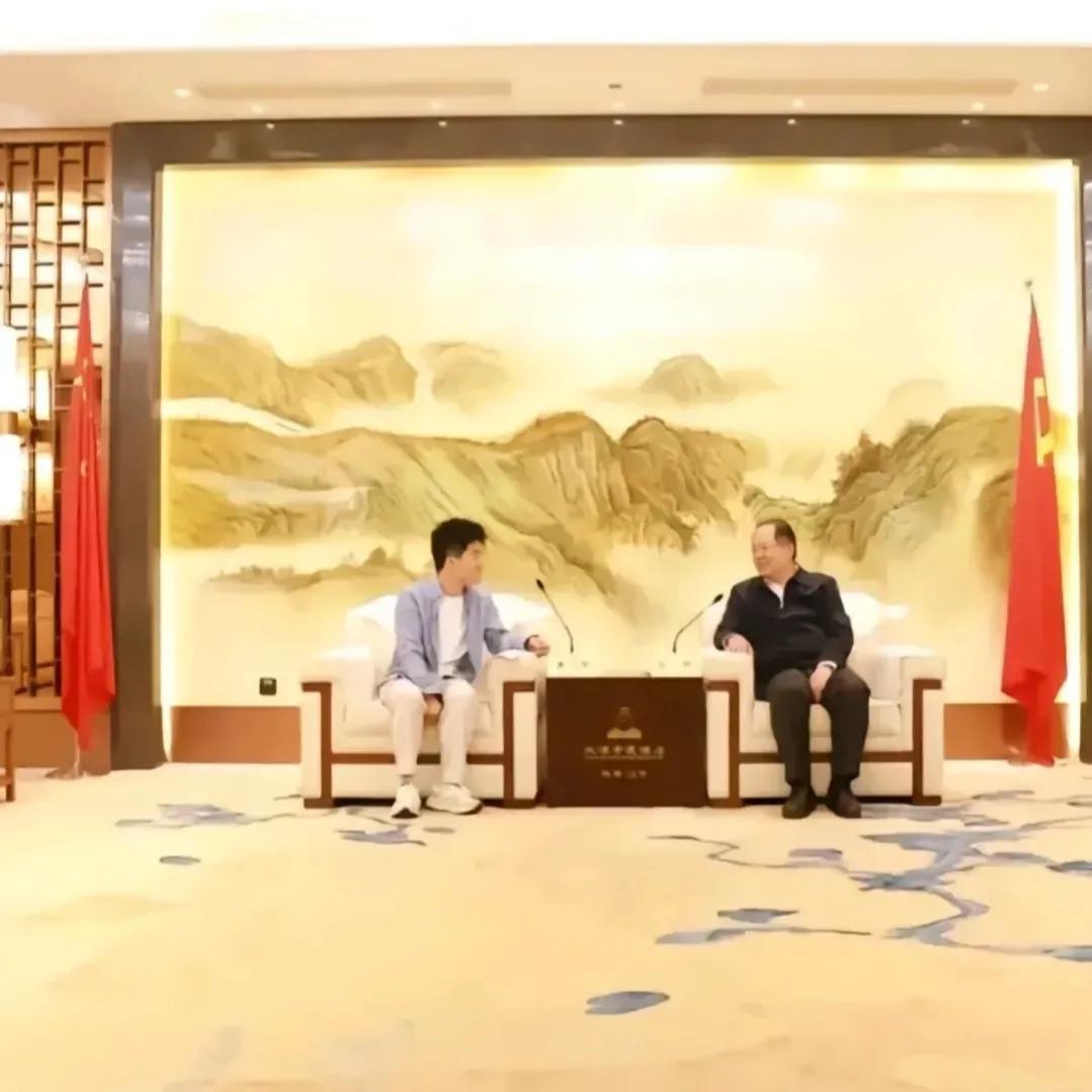天下奇闻，市委书记接见网红。
10月8日下午，汉中市委书记张烨会见网红董宇辉。诺