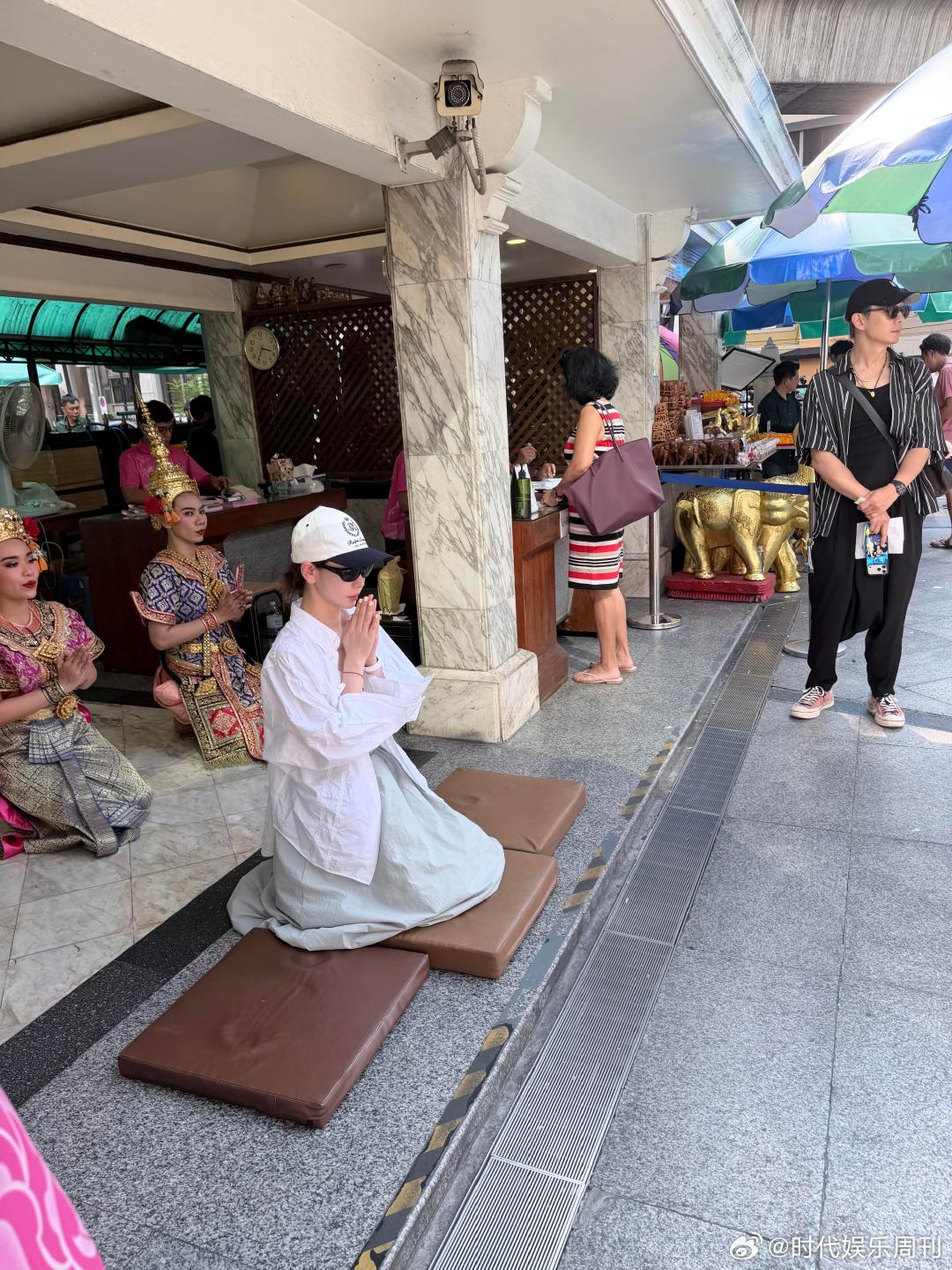 偶遇戚薇李承铉四面佛还愿偶遇戚薇李承铉拜四面佛 网友偶遇戚薇李承铉泰国四面佛还愿