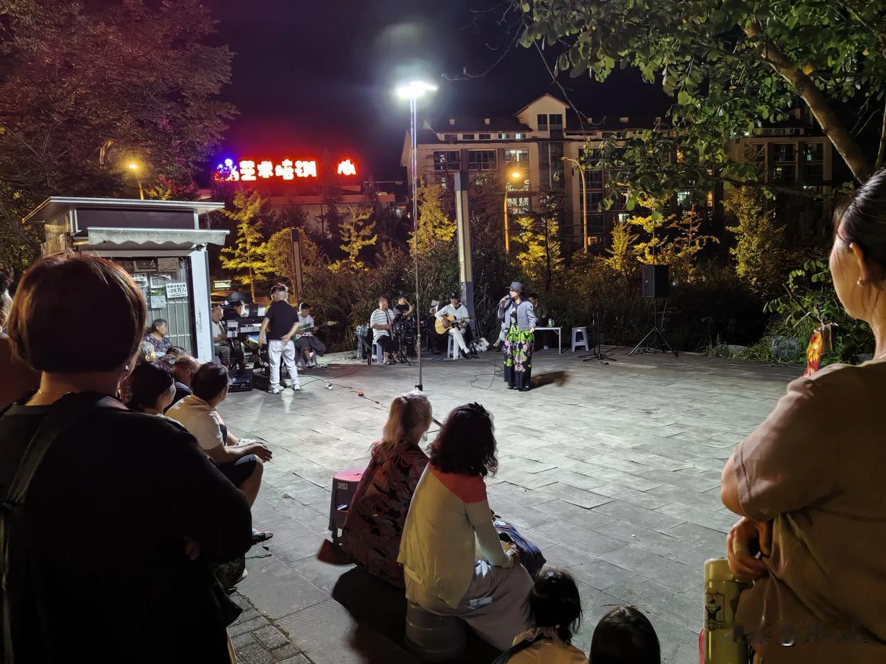 路过街角，遇见一个把专业唱给夜色听的人

夜晚的黄水，沿着路边随意走走，总能在某