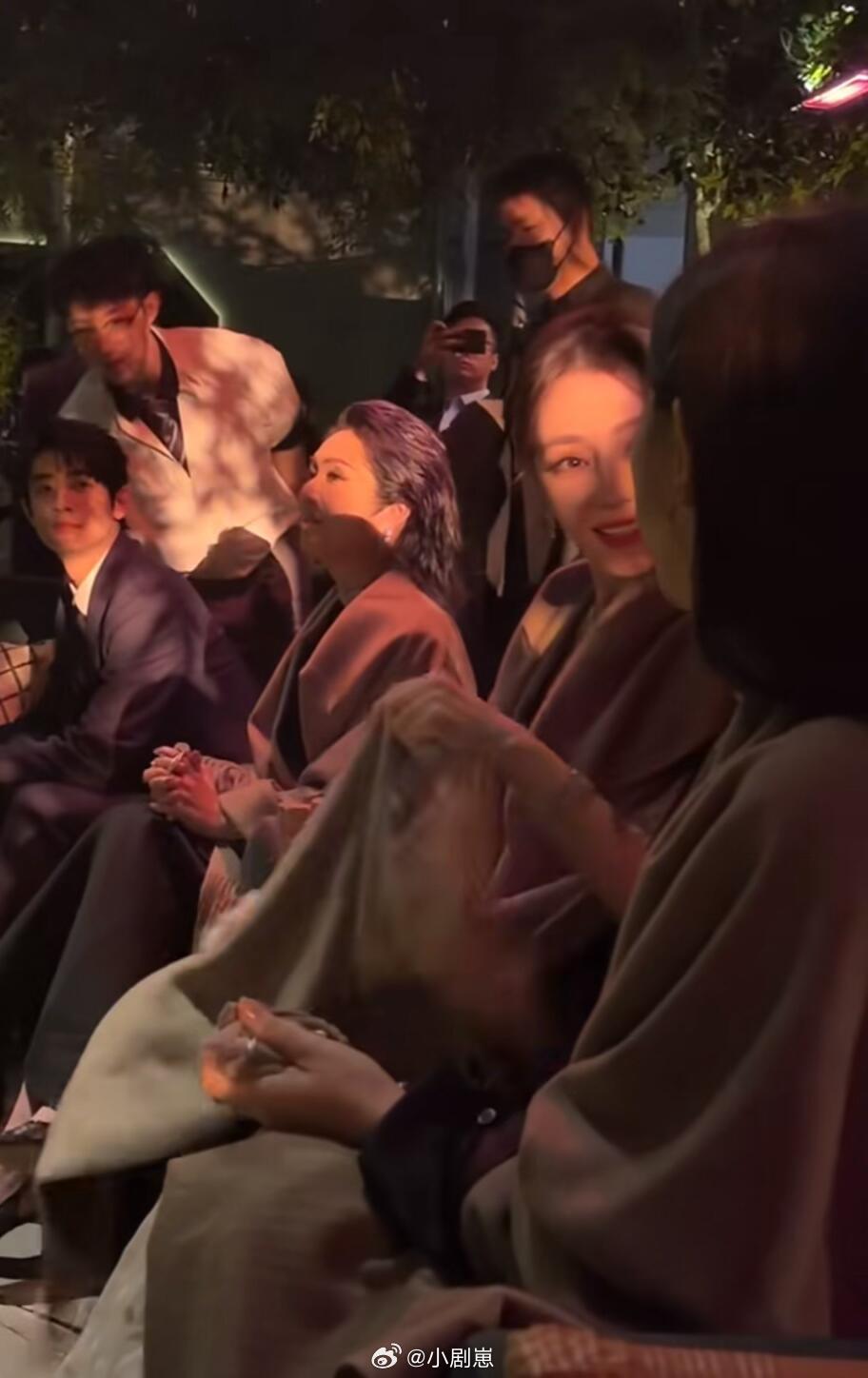 迪丽热巴姐姐终于有毯子盖了😭 看懂的都哭了。 迪丽热巴‖