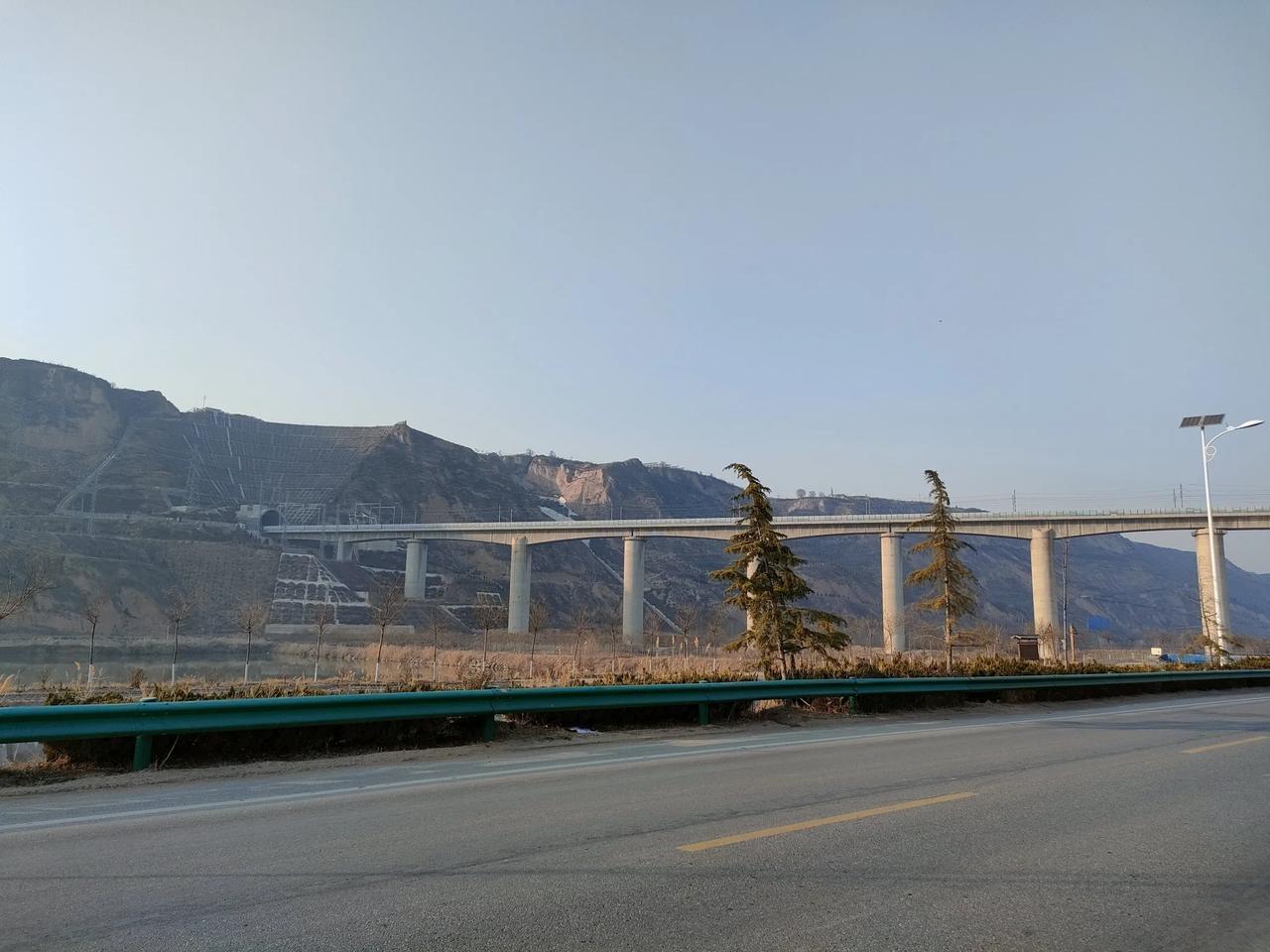 沿黄公路大荔段这座黄河大桥，每次路过都会多看两眼。传说当年有希望选择西安韩城侯马