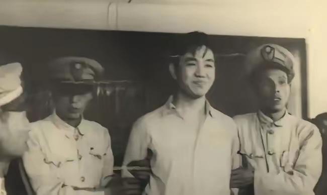 2001年，一位在上海市档案馆查资料的市方志办的女同志突然嚎啕大哭，吓坏了一众工