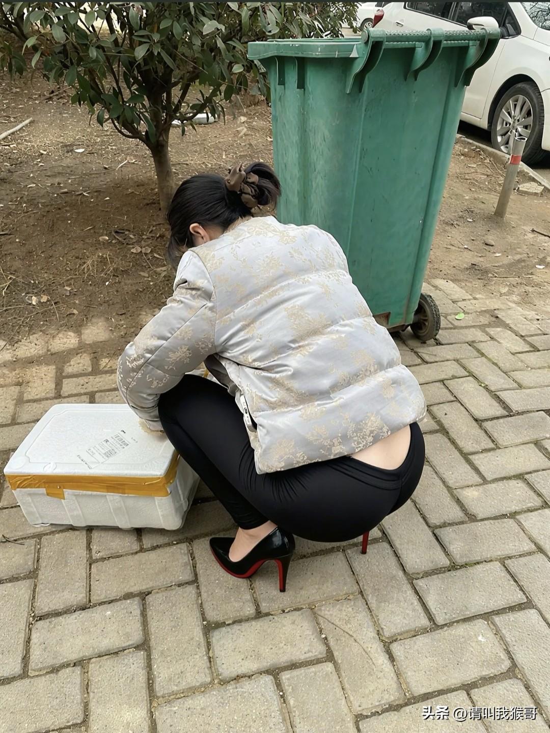 有些女的为啥不等拿回来再拆快递呢？