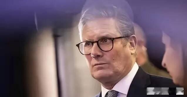 英国站起来了！英国首相斯塔默表示，格陵兰岛的未来应当是格陵兰自己和丹麦商量着来，
