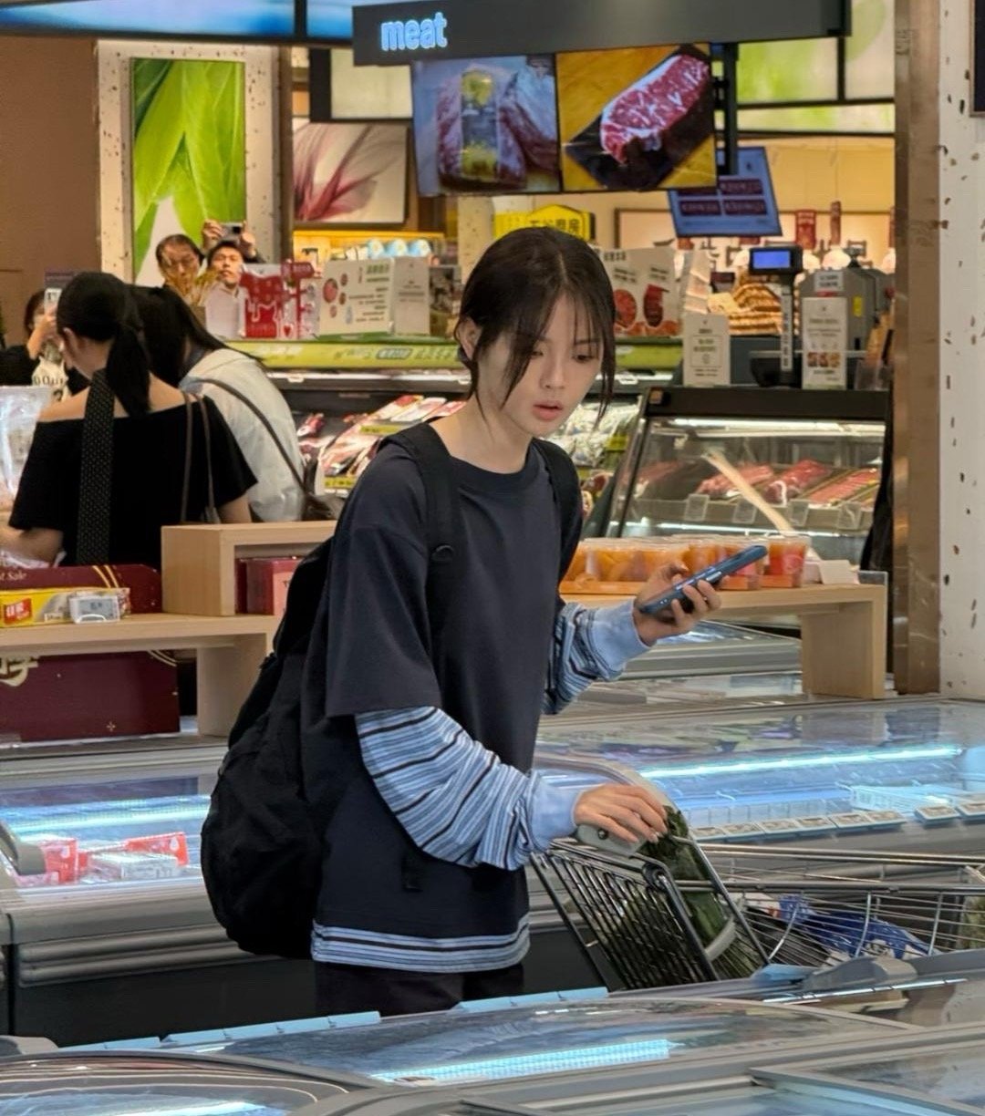 杨超越现身珠海一家超市购物，她的穿衣打扮好少女，身材纤瘦，皮肤超好，状态实在太好