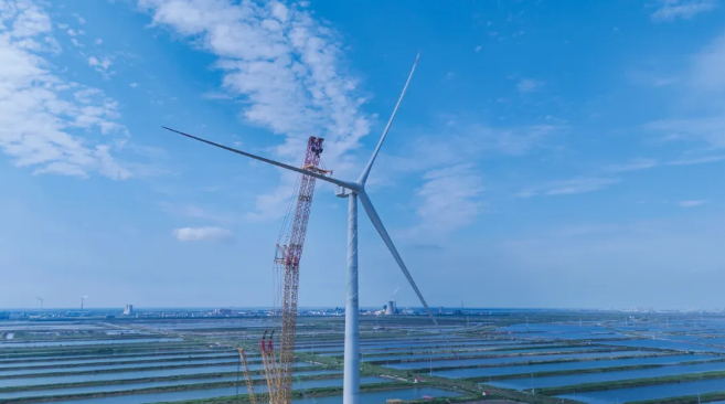 【全球最大：我国26兆瓦级海上风电机组成功吊装】8月29日消息，据“东方电气”官