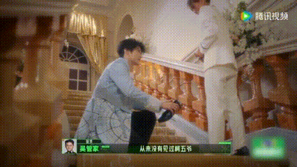 被周柯宇的举动狠狠戳到！身份从不影响善意，主动帮保洁穿鞋，举止温柔又有教养，短剧
