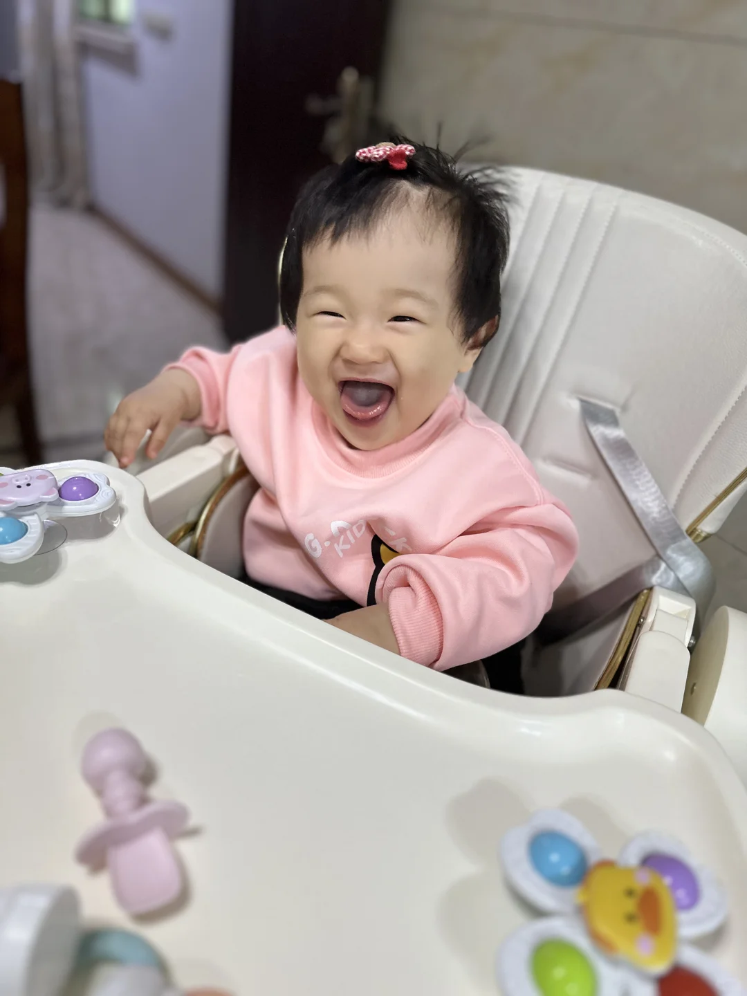 她真的很爱笑好可爱呀