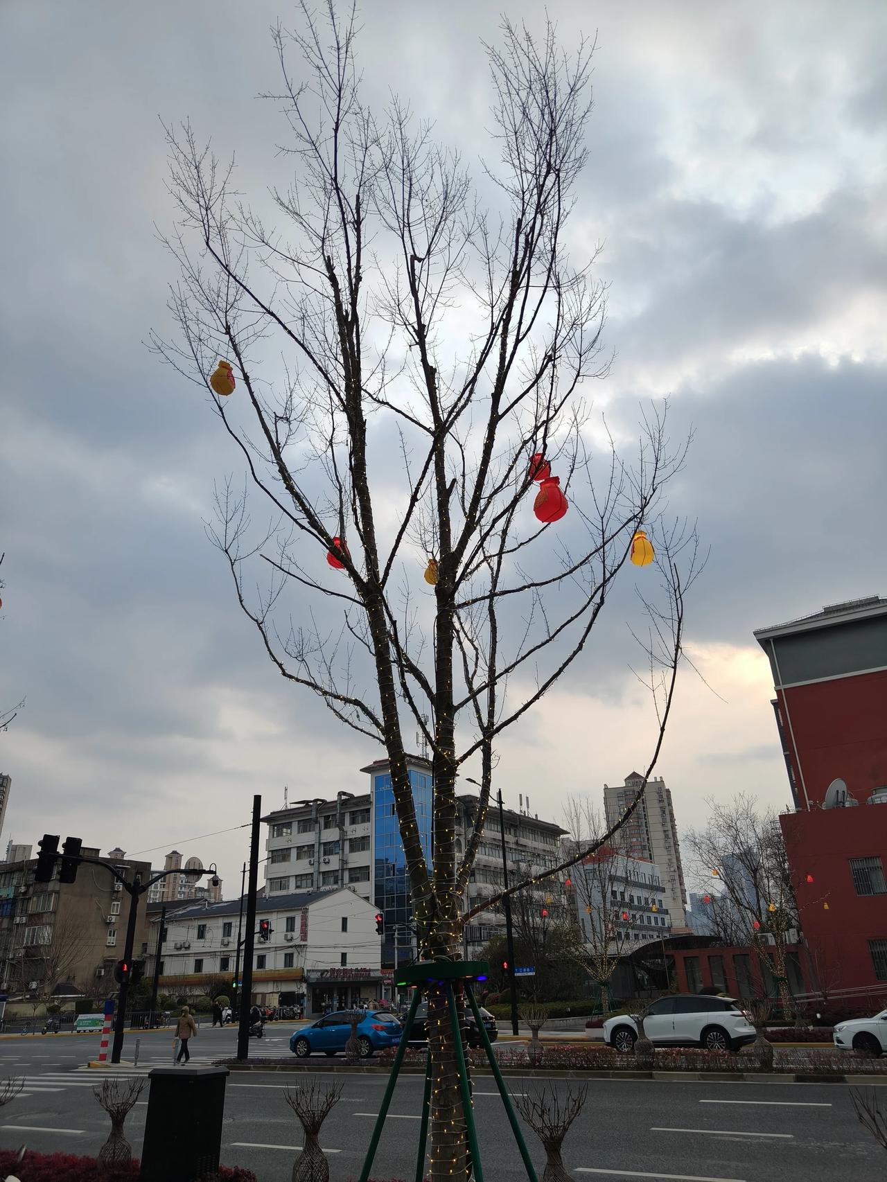 今天又花掉了两千块，
快过年了，钱不够用呀！

给自己买了一件短款羽绒服，
两件
