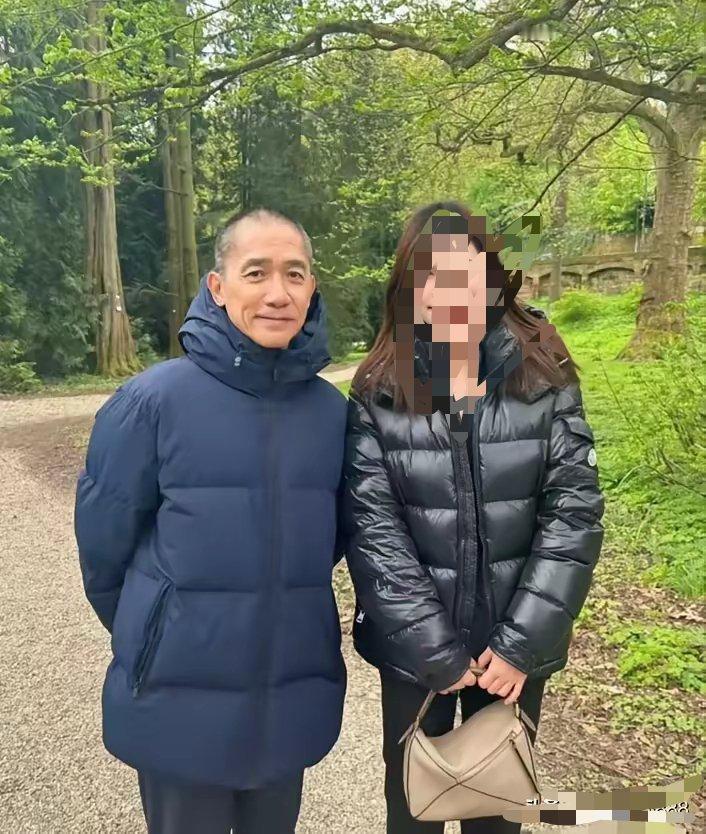 天呐！ 昔日的男神怎么老成这样了，也才62岁，不得不说，还真是岁月不饶人啊！看起