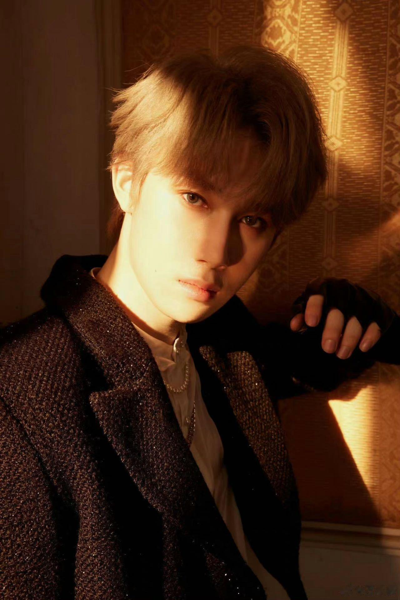 #万禹辰WAKEME新歌mv预告#   这次的新歌里MV面有着重重枷锁，真的好想