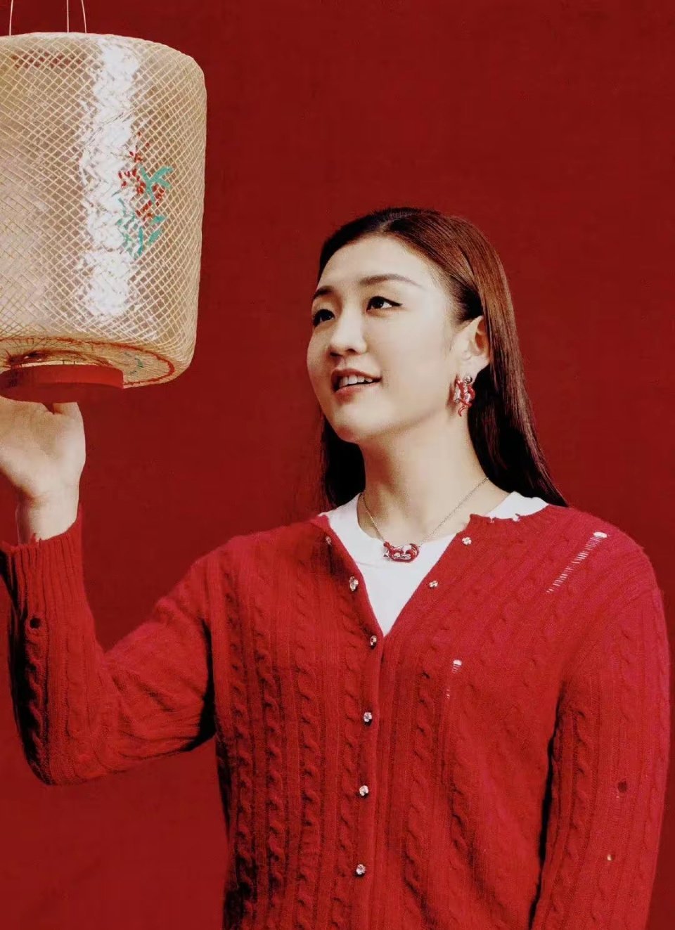 哇塞，被陈梦中国红造型惊艳到了，一颦一笑好甜好美太戳我了 