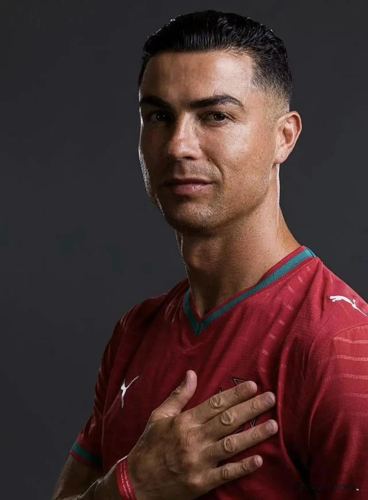 全网炸锅！C罗深夜点赞“FIFA保送梅西”视频，缠斗20年，这口气他永远咽不下。