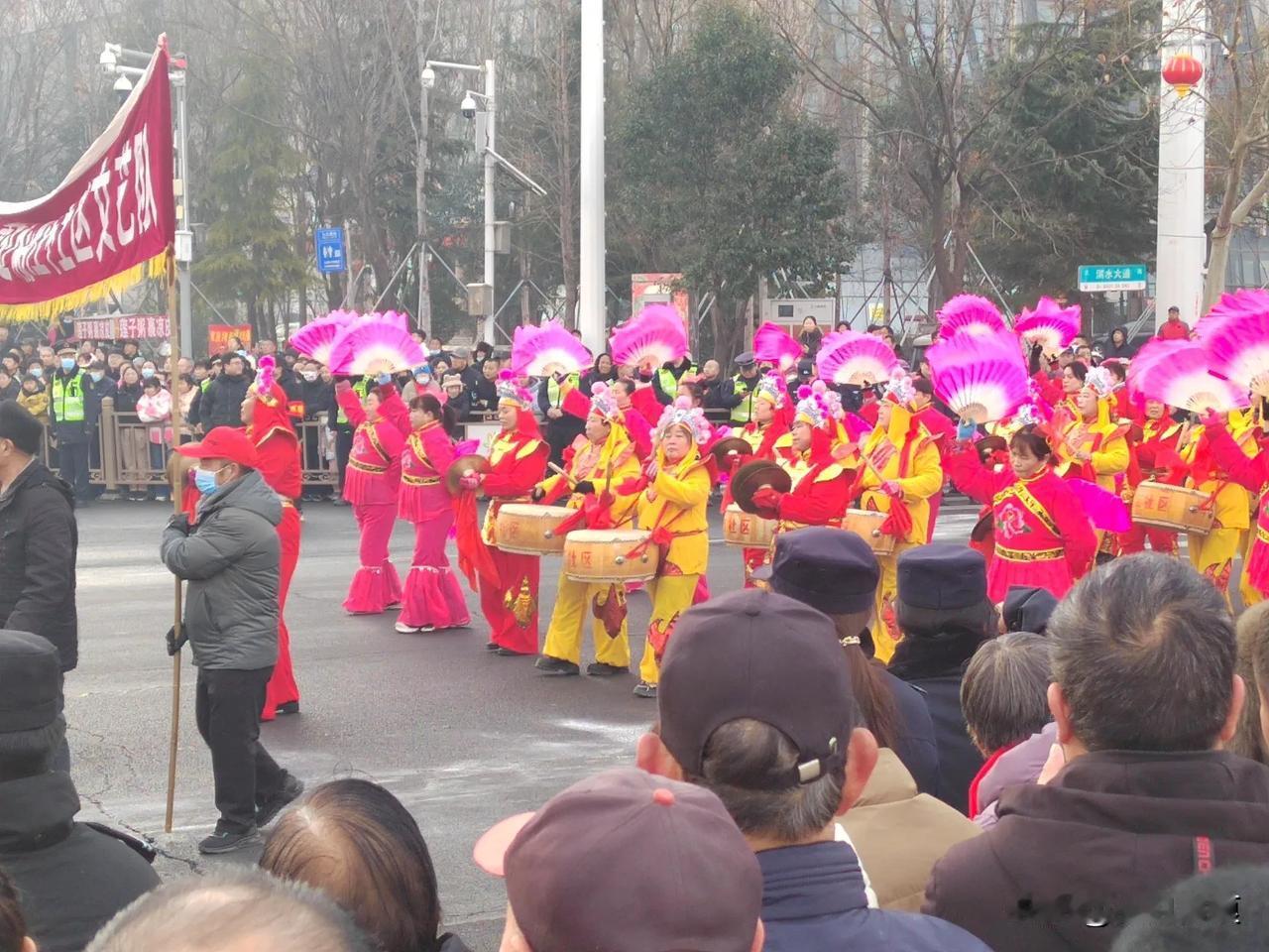 天南地北大拜年戳这里，一起放烟花>河南鹤壁元宵节表演现场。