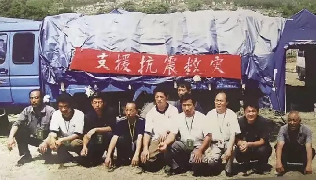 10个山东大汉吃饭，却只点了俩最便宜的素菜，老板娘满脸鄙夷。谁料，当她看到他们开