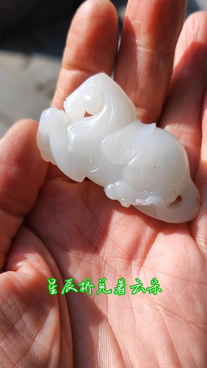 星辰挤着一些云朵，为月亮放生。树叶摩梭着夏日阑珊，贪婪的吸吮，每一寸清凉，似水般