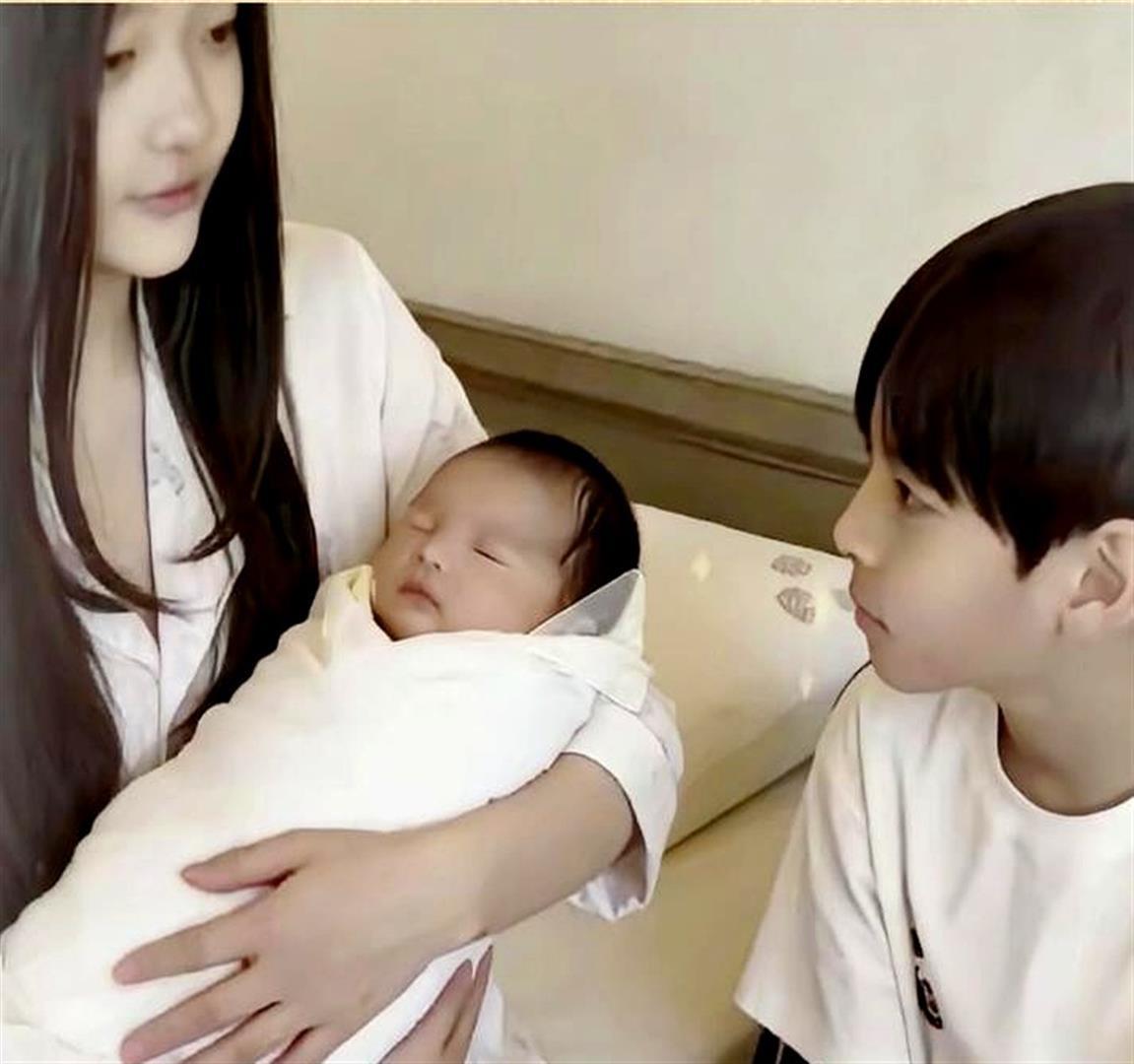 汪小菲与马筱梅的小七宝出生，大S的孩子小玥儿、霖霖到医院探望。11岁的小玥儿稳稳