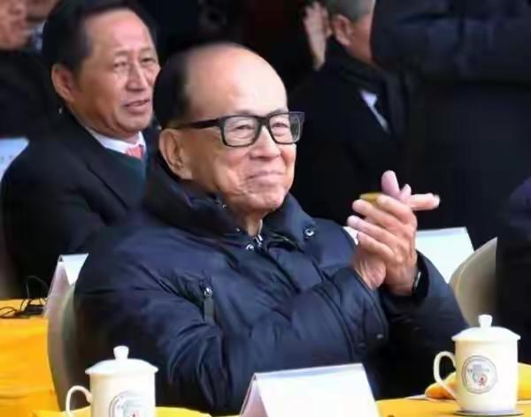 李嘉诚首先是生意人，他的买卖出现情况，很正常，有什么好紧张的，一切都按照正常的生