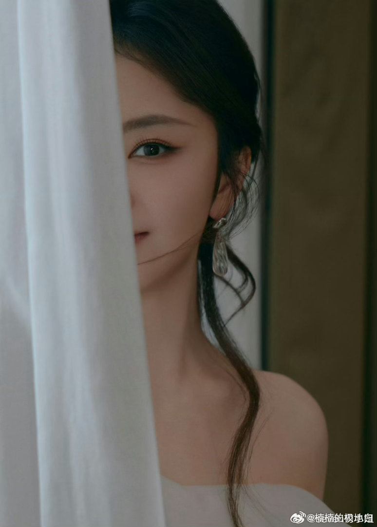 谭松韵的消费人格是老好人谭松韵喜欢但不盲目 温柔本性体现在方方面面，购物时心软易