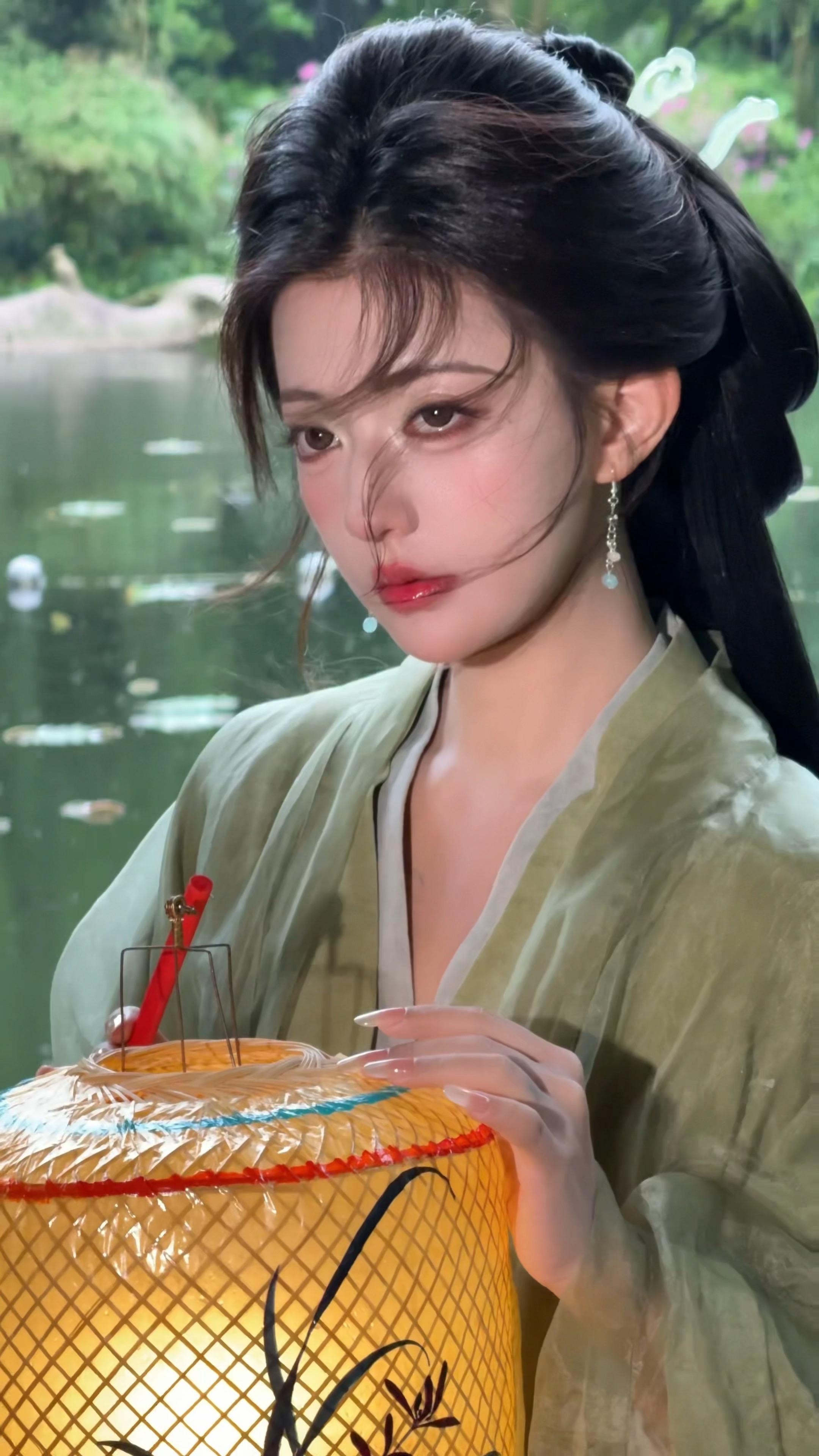 月光缠绵躲在心里面