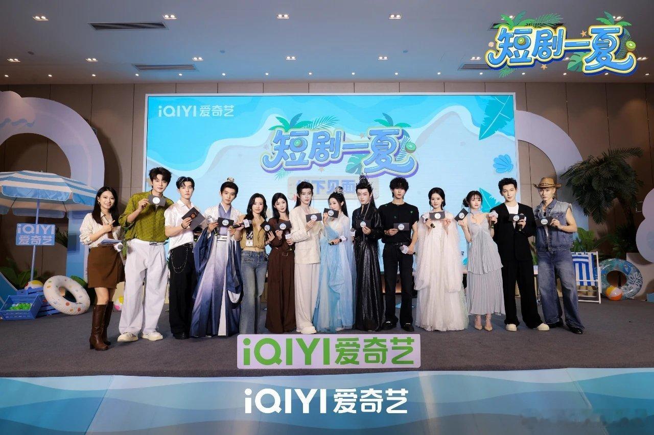 原本只是随便点开桃短剧一夏的线上直播，没想到被现场互动圈粉，演员近距离和粉丝聊天