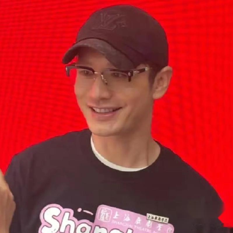 明眼人都看出来了，  黄晓明之所以去上戏读博， 不是为了学位证书，也不是因为女友